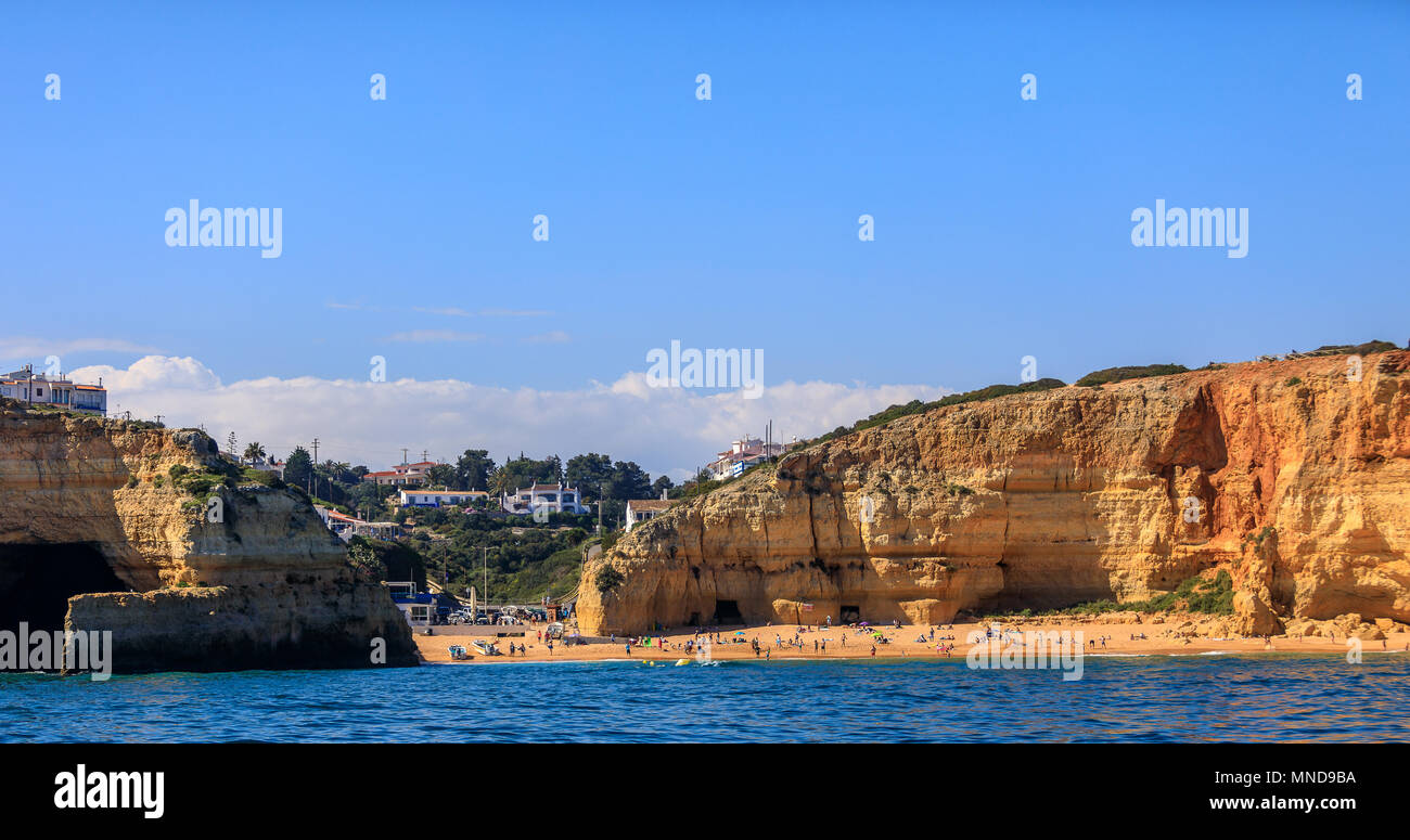 Tipica spiaggia, Cliff, mare, villaggio paesaggio in Algarve, PORTOGALLO Foto Stock