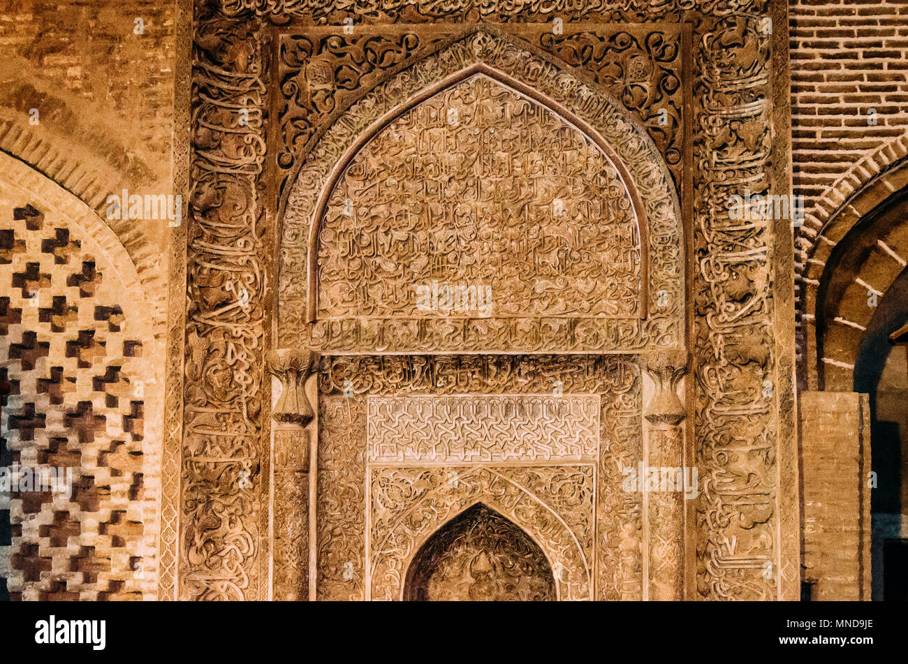 Arabo calligrafia coranica witten in Thuluth script sul lato di una parete, all'Imam moschea Foto Stock