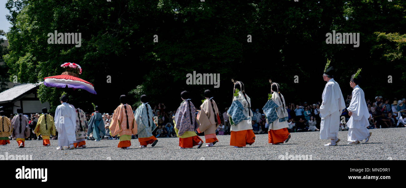 Aoi Matsuri 葵祭, Kyoto festival annuale il 15 maggio attrae folle come 500 persone in variopinti costumi Heian sfilata dal palazzo imperiale a kamo santuario. Foto Stock