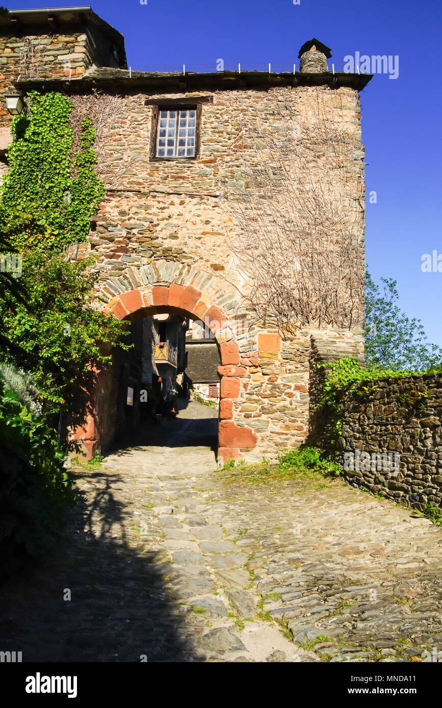 Cancello nella splendida e pittoresca cittadina medievale di Conques, Occitania, Francia. Foto Stock
