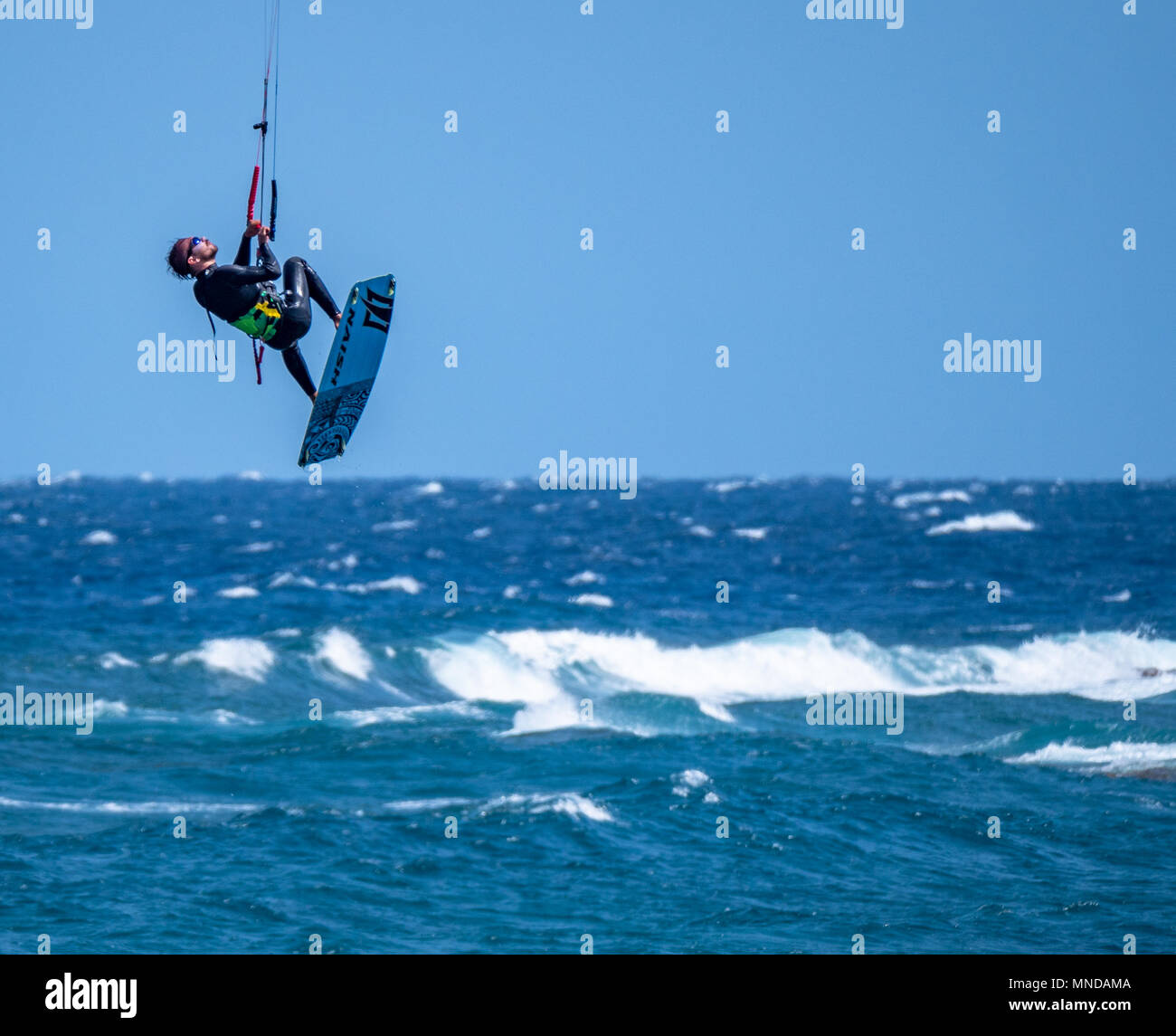Kitesurfer in salita verticale presso la popolare spiaggia di surf di Playa del Medano sulla costa meridionale di Tenerife Isole Canarie Foto Stock