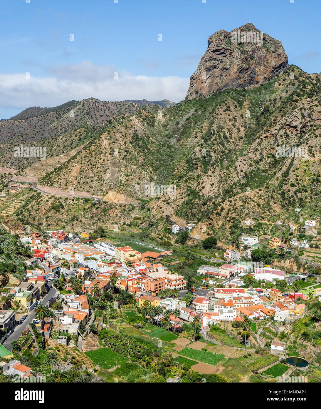 Guardando verso il basso sulla città di Vallehermoso dominato da Roque El Cano nel nord di La Gomera nelle isole Canarie Foto Stock