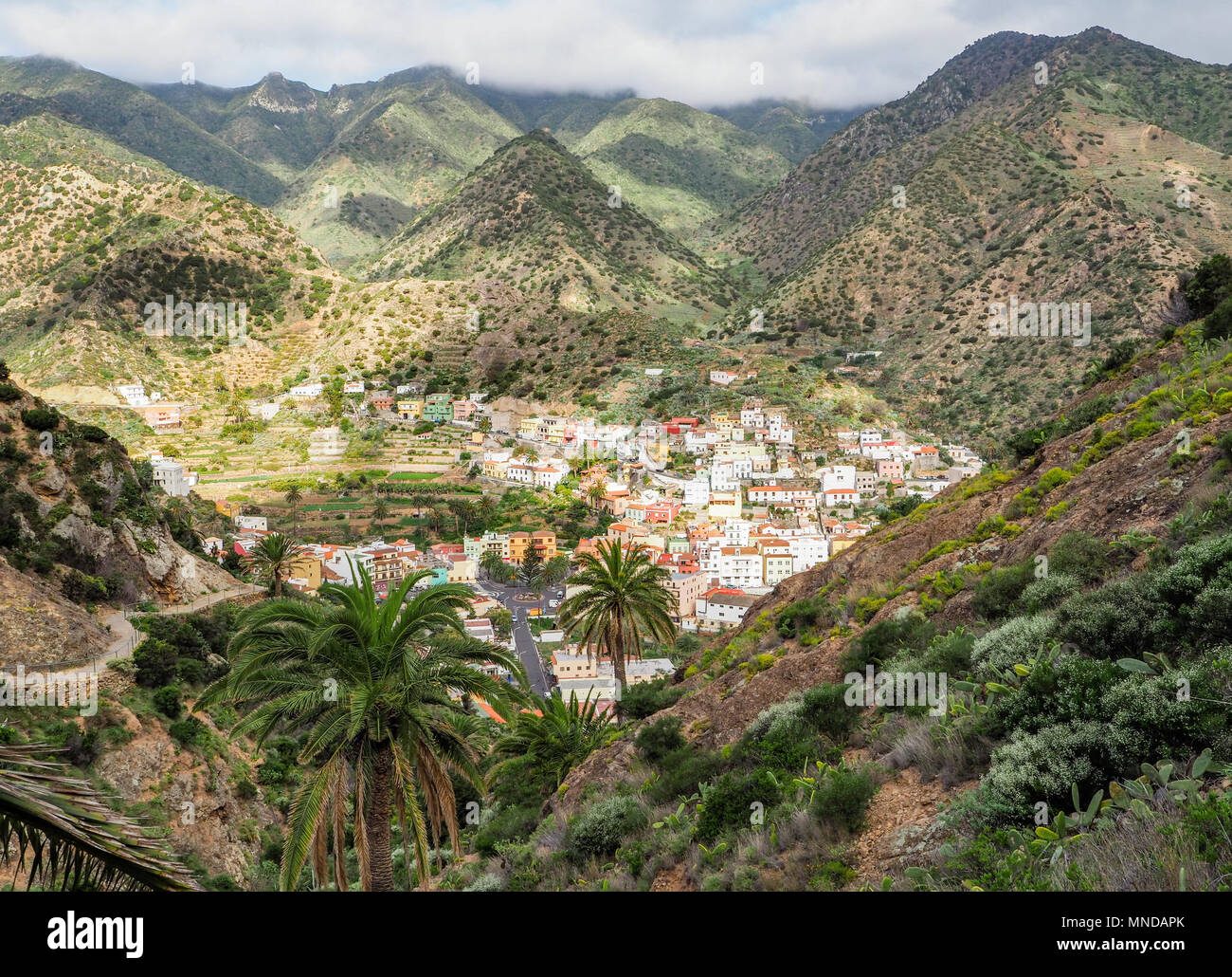 Guardando verso il basso sulla città di Vallehermoso a nord di La Gomera nelle isole Canarie Foto Stock