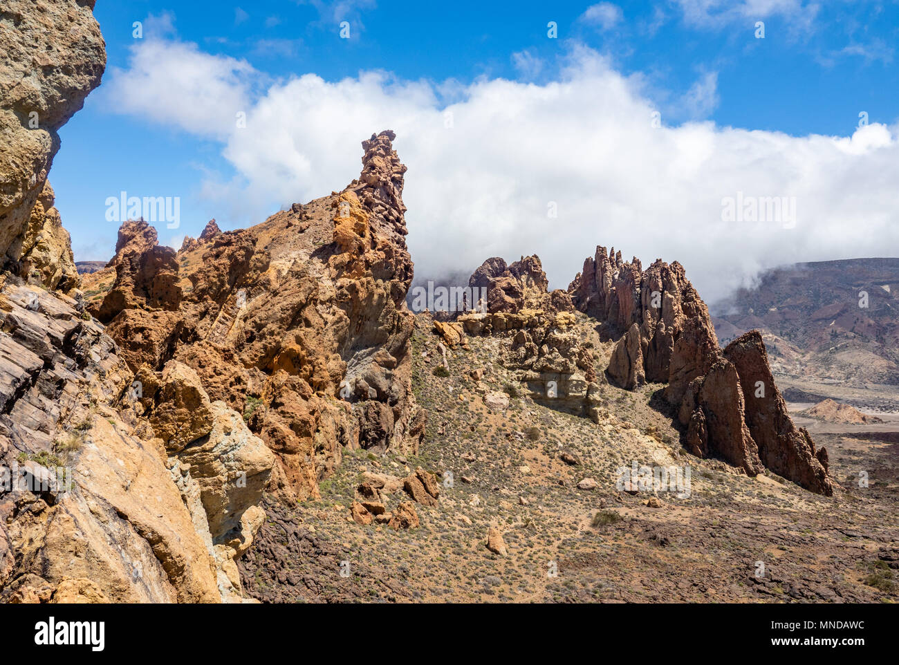Fantasticamente erosi pinnacoli del Roques de Garcia in Las Canadas caldera del monte Teide Tenerife nelle isole Canarie Foto Stock