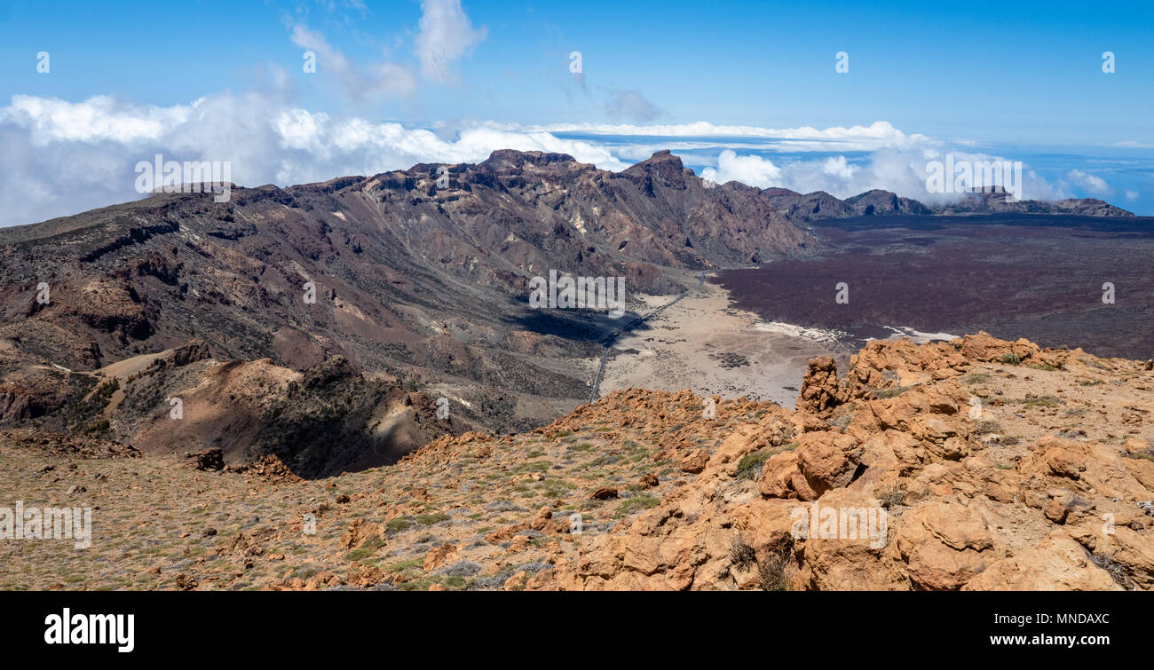 Le montagne del cratere antico cerchio ed il piano di Ucanca dal vertice di Guajara sul Monte Teide Tenerife nelle isole Canarie Foto Stock