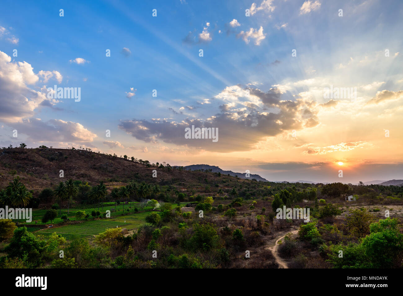 Tramonto in un paesaggio rurale vicino a Bangalore in Karnataka, India Foto Stock