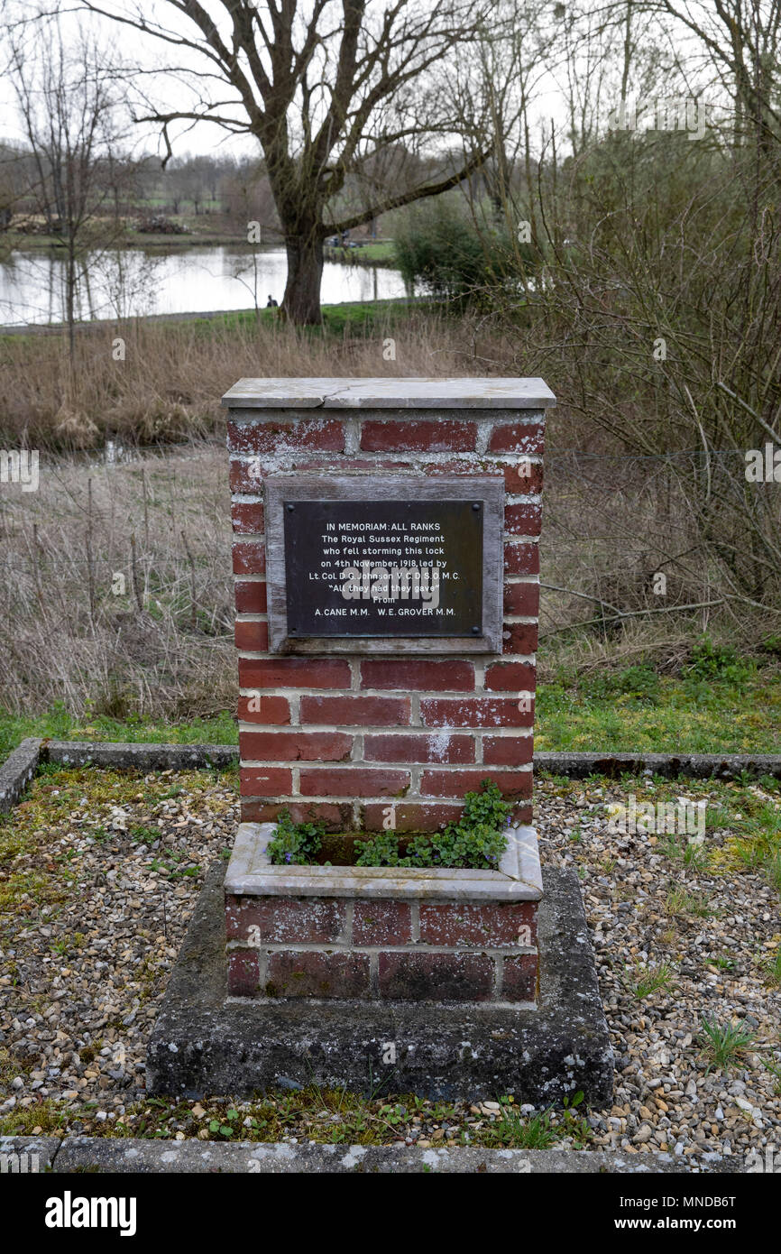 Memoriale di attraversamento della serratura n. 1, Bois de l'Abbaye il 4 novembre 1918 dal 2° Battaglione Royal Sussex reggimento Foto Stock
