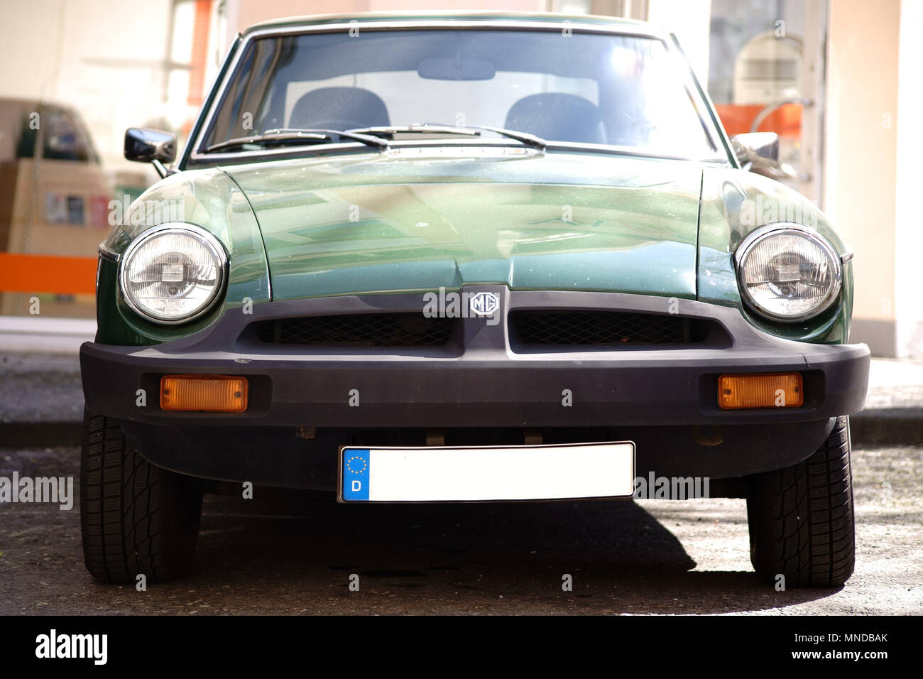 Mainz, Germania - 19 Aprile 2017: la vista frontale di un verde scuro MG Roadster sports car e auto classica su Aprile 19, 2018 in Mainz. Foto Stock