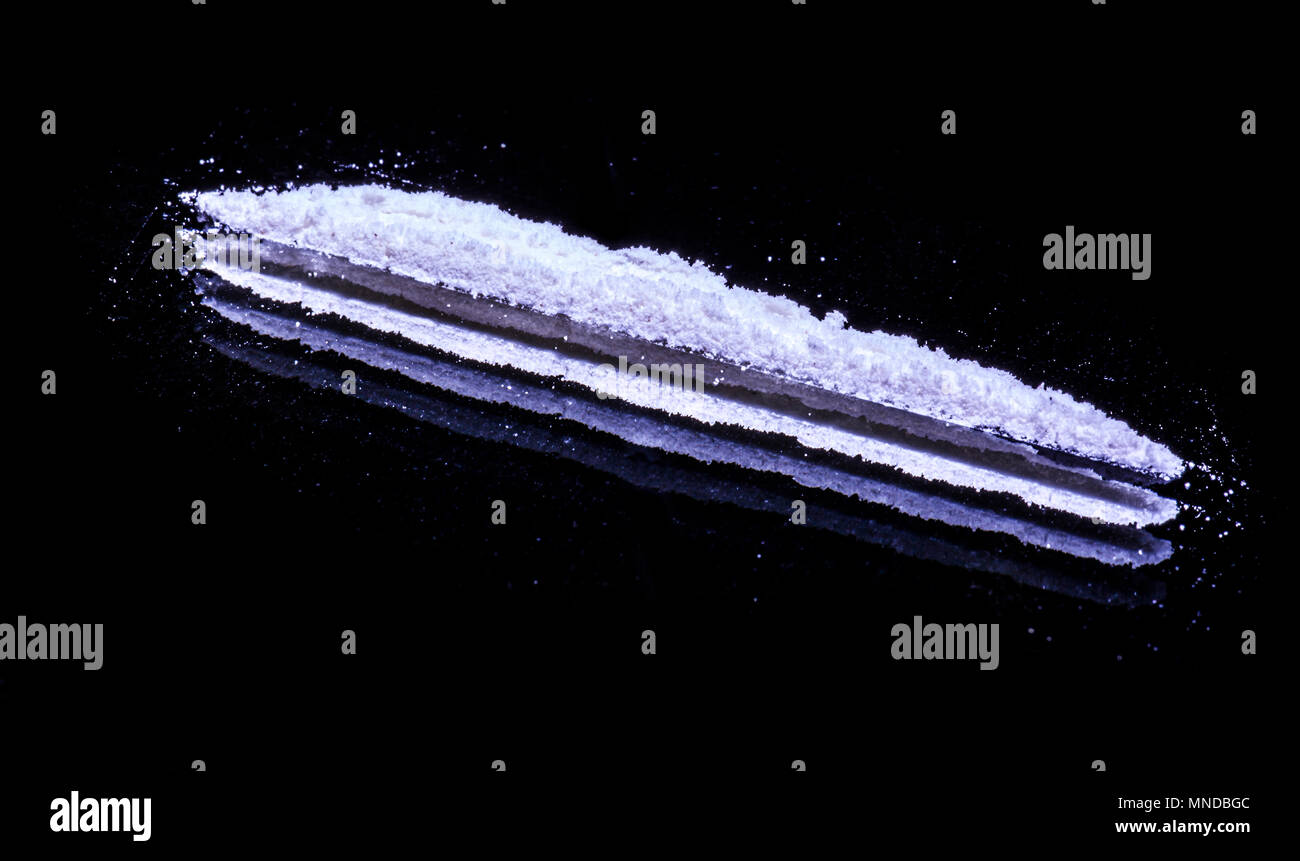 La cocaina in polvere su di uno specchio, in linea pronto per insufflazione Foto Stock