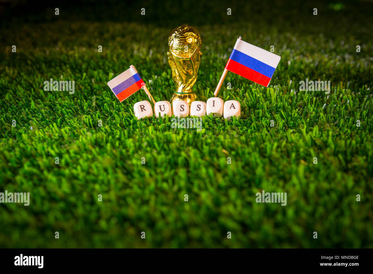 Fifa Cup concetto. Golden Trophy, russo bandiere su erba verde. Adatto per 2018 Russia Football o di calcio concetto. Foto Stock