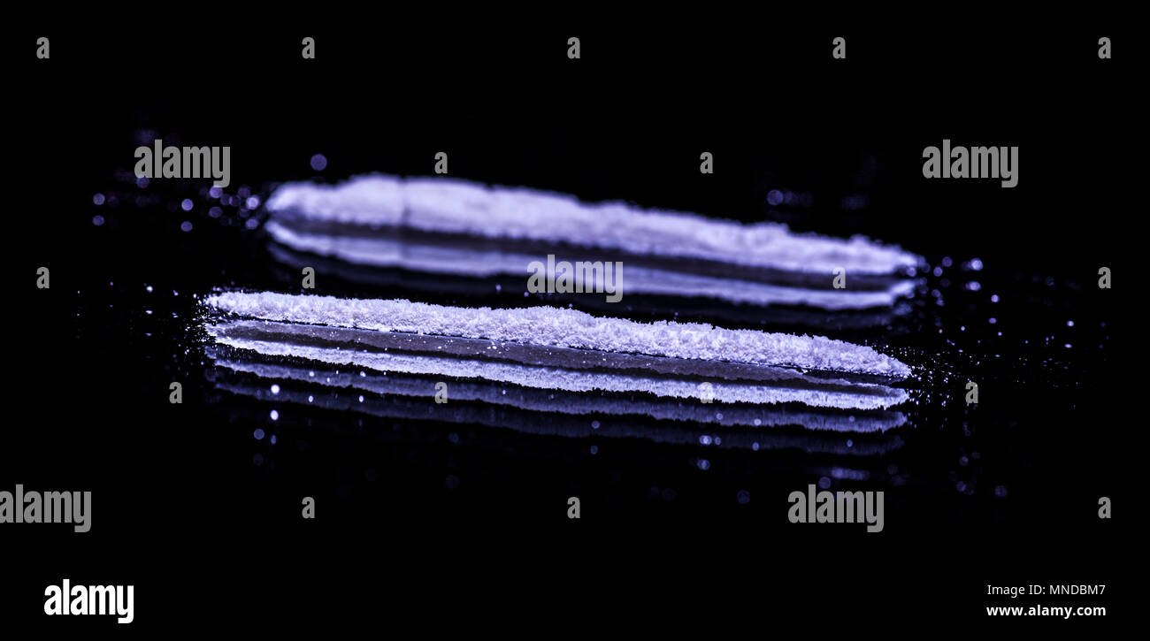 La cocaina in polvere su uno specchio in due linee pronto per insufflazione Foto Stock