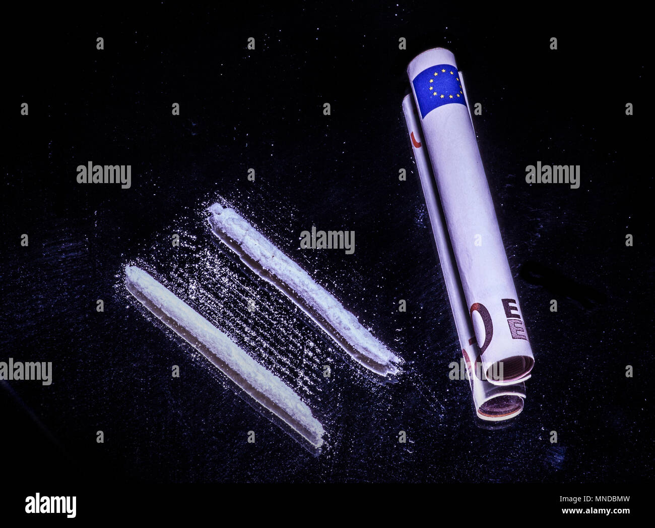 La cocaina in polvere e 50 euro nota su uno specchio in linee pronto per insufflazione Foto Stock