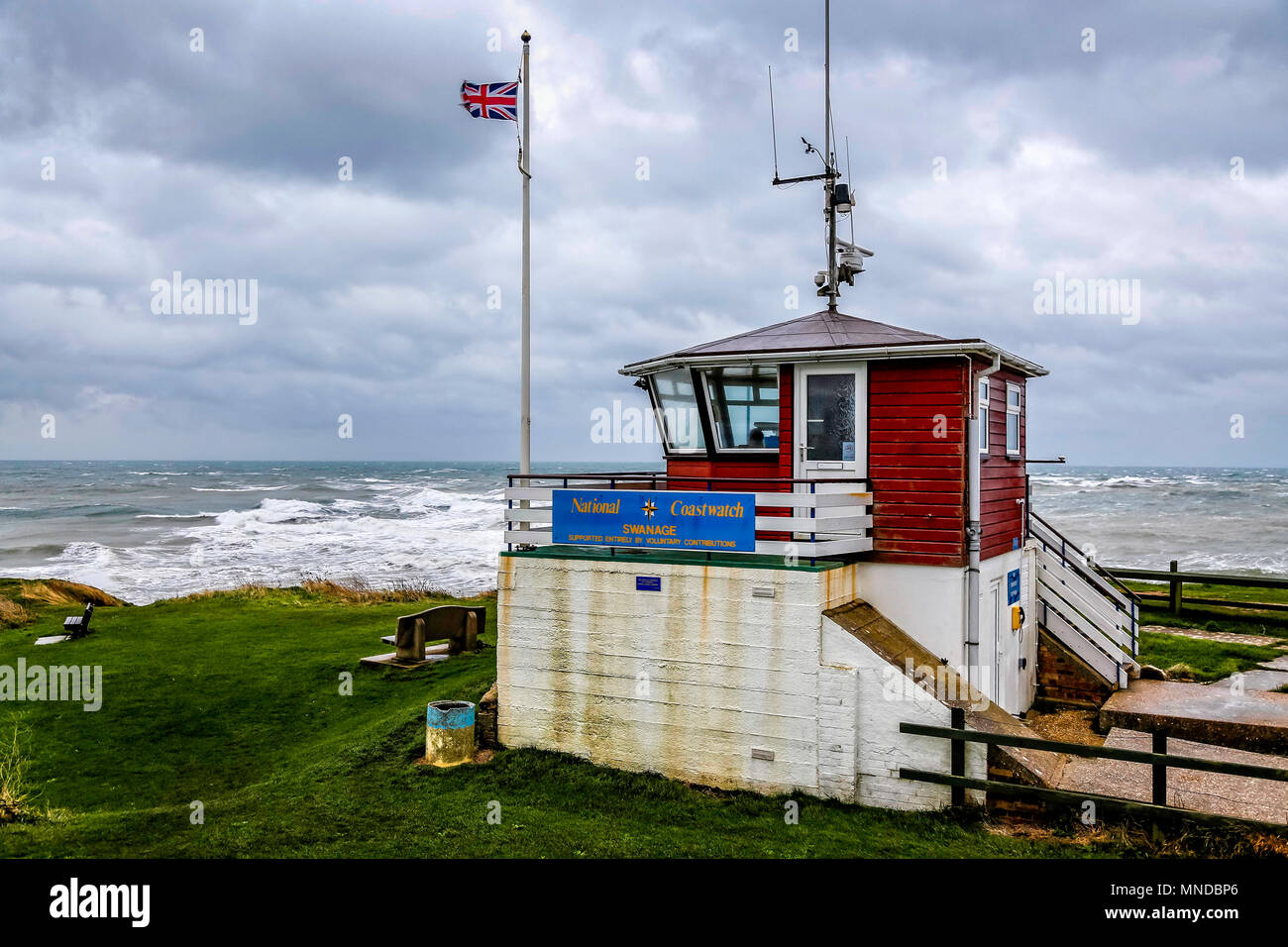 I guardacoste Lookout sul tempestoso giorno a Swanage, Dorset, Regno Unito il 11 novembre 2014 Foto Stock