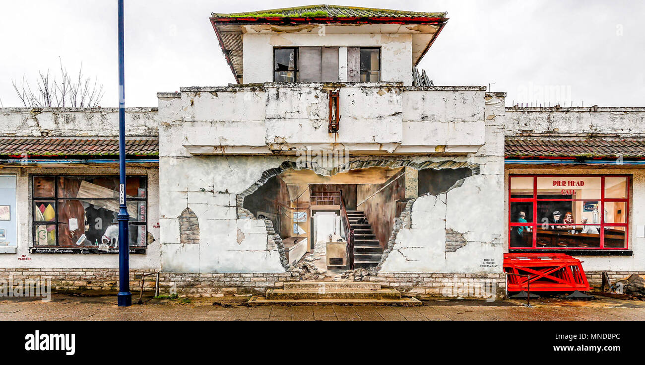 Edificio fatiscente con trompe l'oeil dipinti sulle pareti esterne prese a Swanage, Dorset, Regno Unito il 11 novembre 2014 Foto Stock