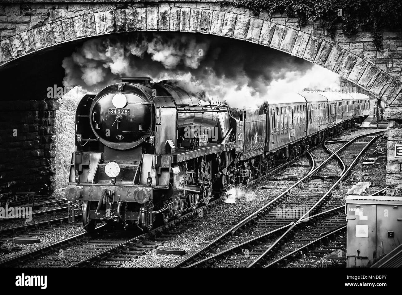 Locomotiva a vapore Eddystone tirando fuori della stazione di Swanage prese a Swanage, Dorset, Regno Unito il 28 maggio 2014 Foto Stock