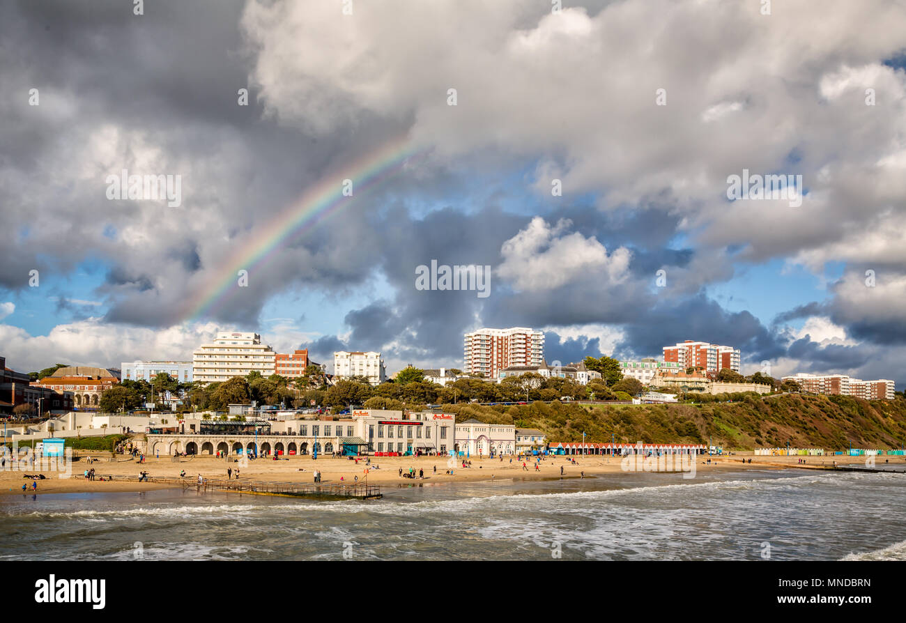 Rainbow su Boscombe beach prese a Boscombe, Dorset, Regno Unito il 18 febbraio 2014 Foto Stock