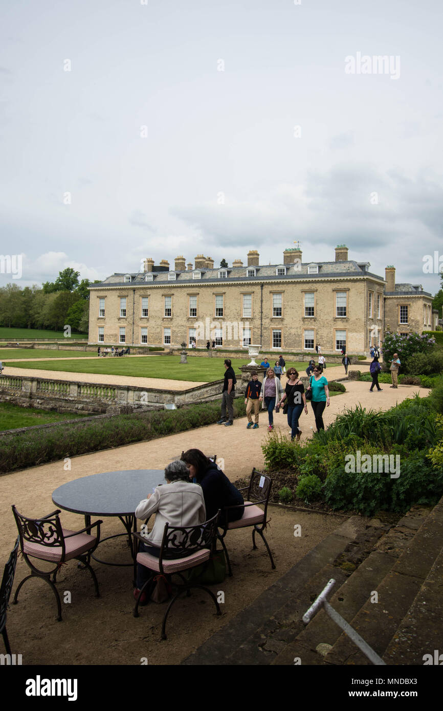Althorp House Northamptonshire dimora ancestrale della famiglia Spencer John Spencer Diana tenuta giardini vista vista vecchio edificio sedie a sdraio Foto Stock