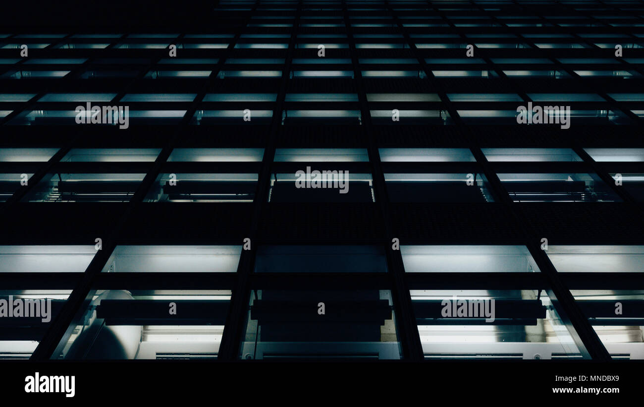 Basso angolo di visione della costruzione nella città di notte Foto Stock