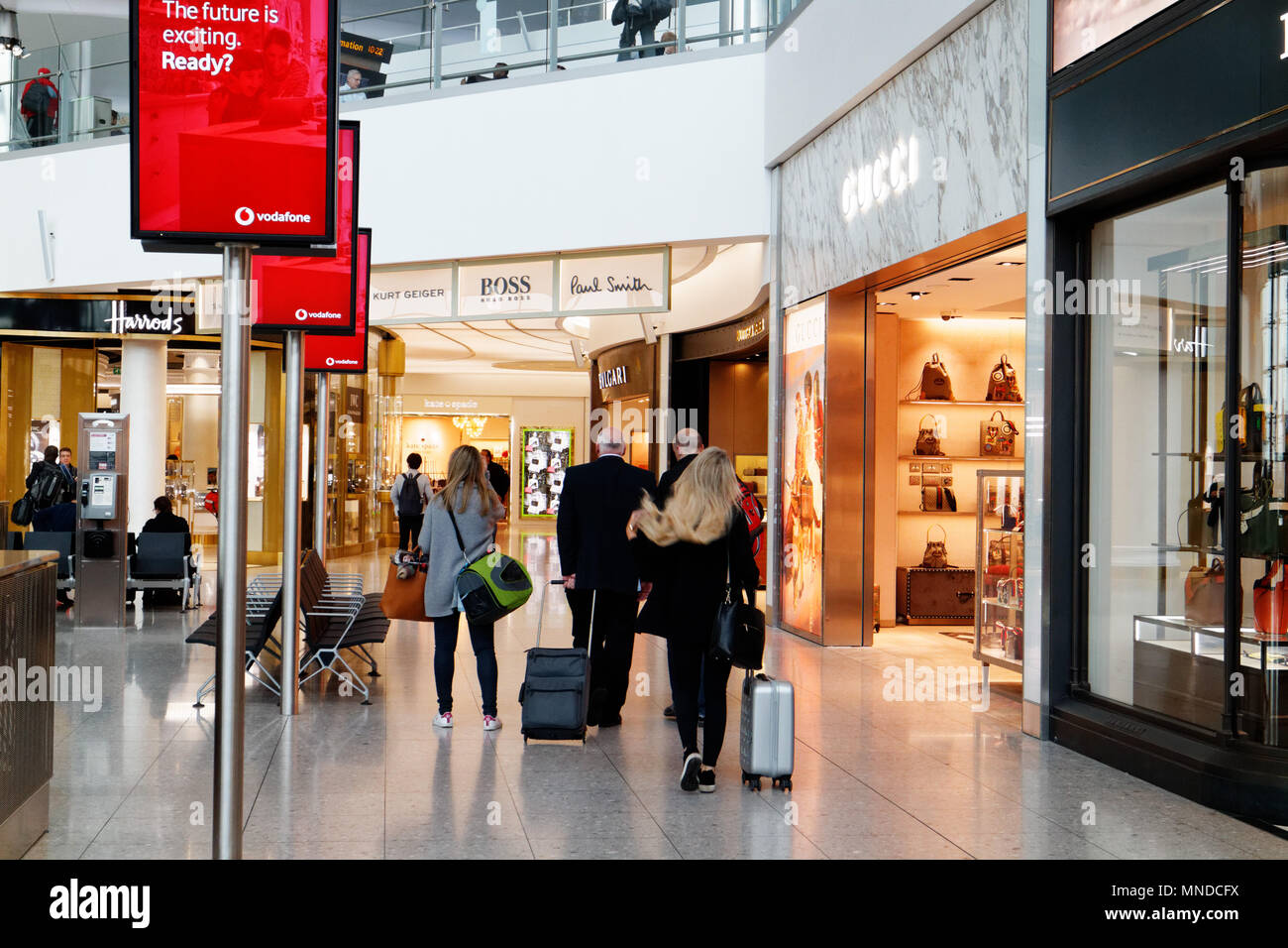 Gucci, Boss e Paul Smith duty free shop in London Heathrow Airport Terminal 2 Foto Stock