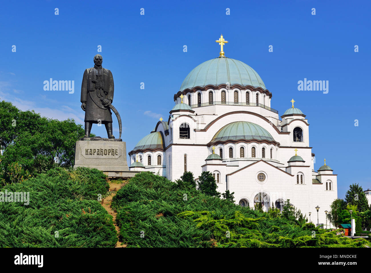 Belgrado, Serbia, Monumento a Karadjordje con la Chiesa di San Sava in background. Foto Stock