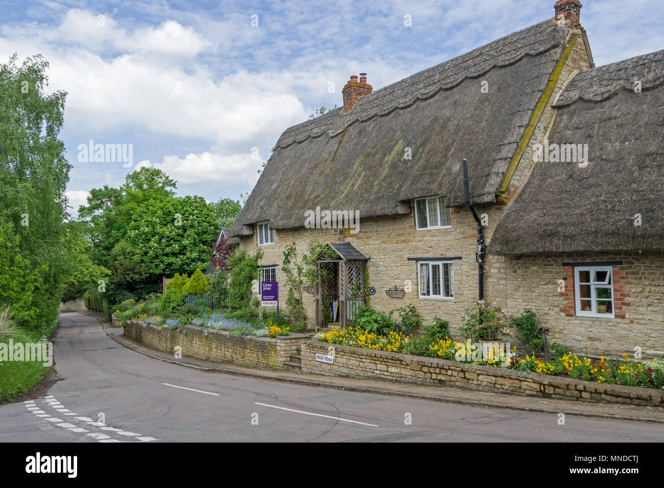 Scena di strada nel grazioso villaggio di Grendon, Northamptonshire, England, Regno Unito Foto Stock