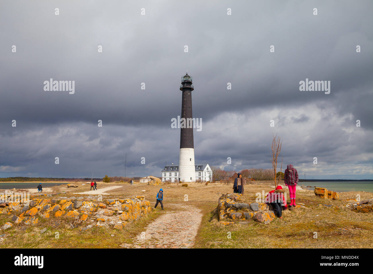 SORVE, SAAREMAA, Estonia - 3 Maggio 2017: i turisti che scelgono di trascorrere il tempo intorno al faro Sorve che è il più riconoscibile la vista su Saaremaa island in Esto Foto Stock