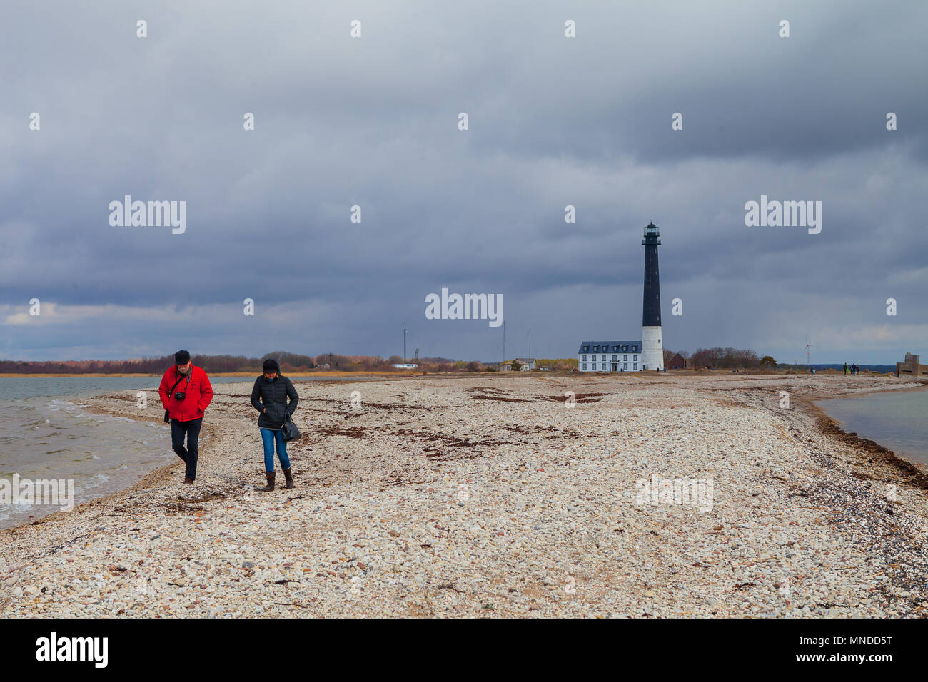 SORVE, SAAREMAA, Estonia - 3 Maggio 2017: i turisti che scelgono di trascorrere il tempo intorno al faro Sorve che è il più riconoscibile la vista su Saaremaa island in Esto Foto Stock