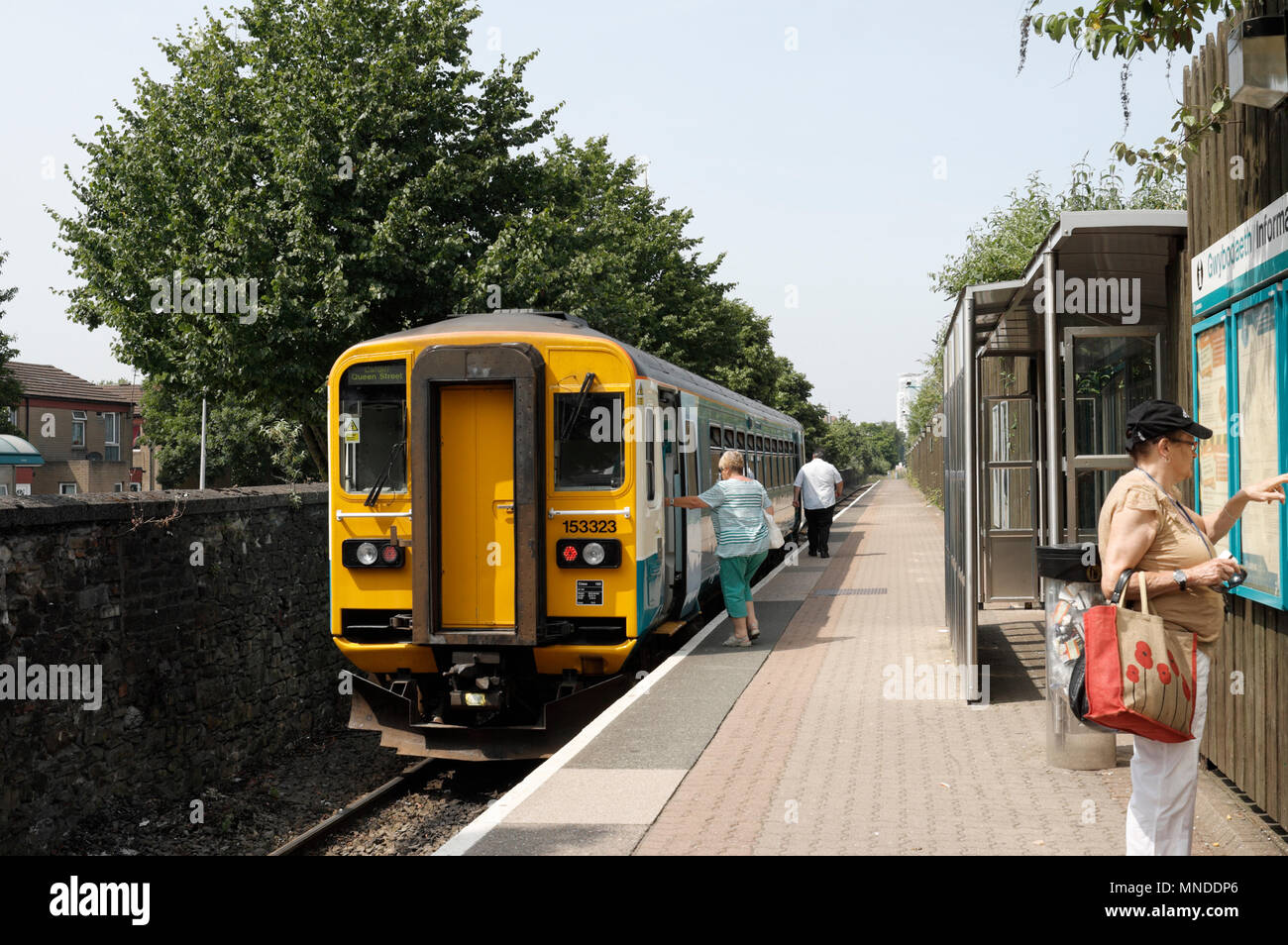 Treno per pendolari alla stazione ferroviaria di Cardiff Bay Wales UK. Linea di diramazione servizio passeggeri Foto Stock
