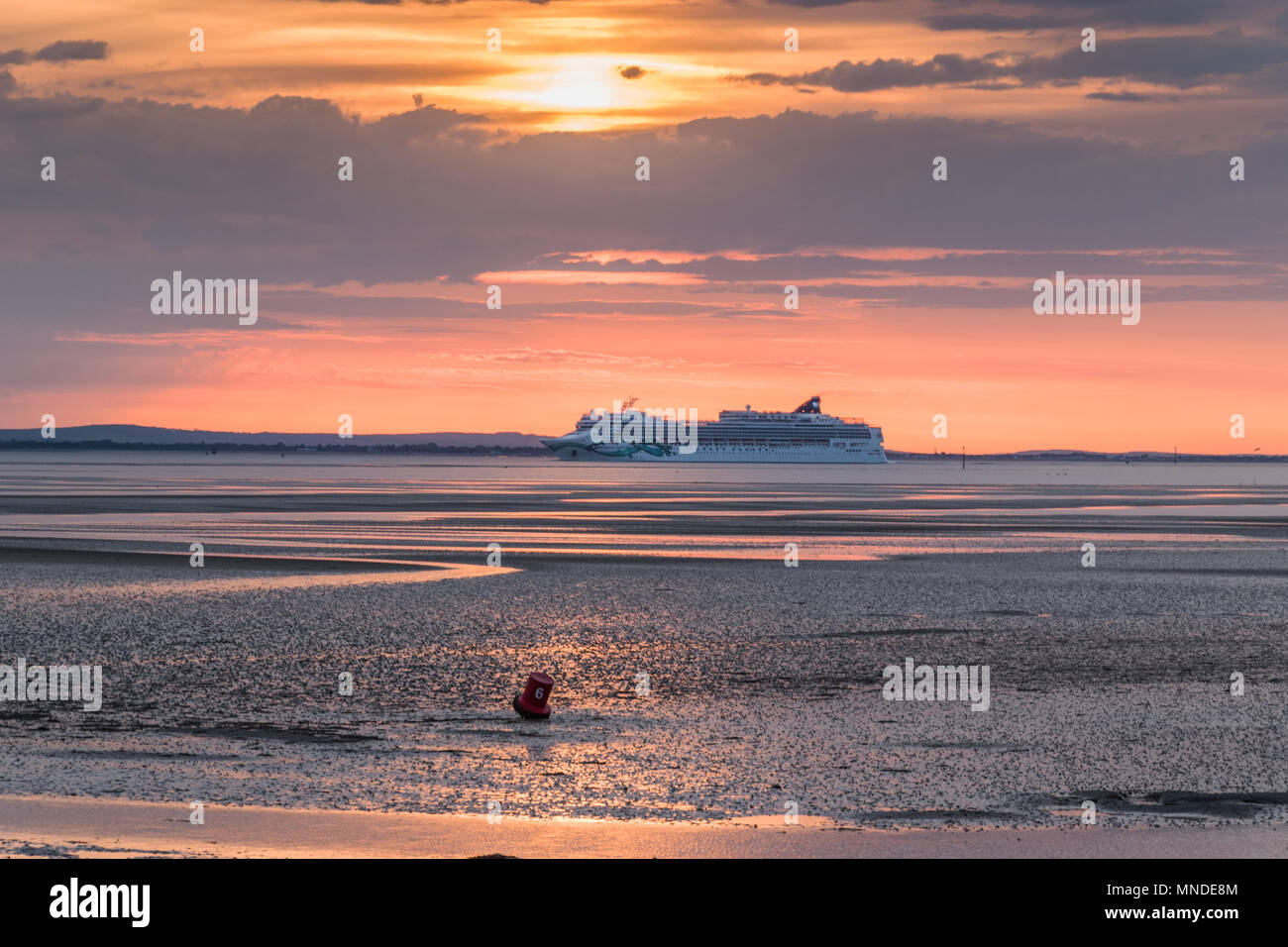 Jade norvegese crociera a vela nel Solent di sunrise Foto Stock