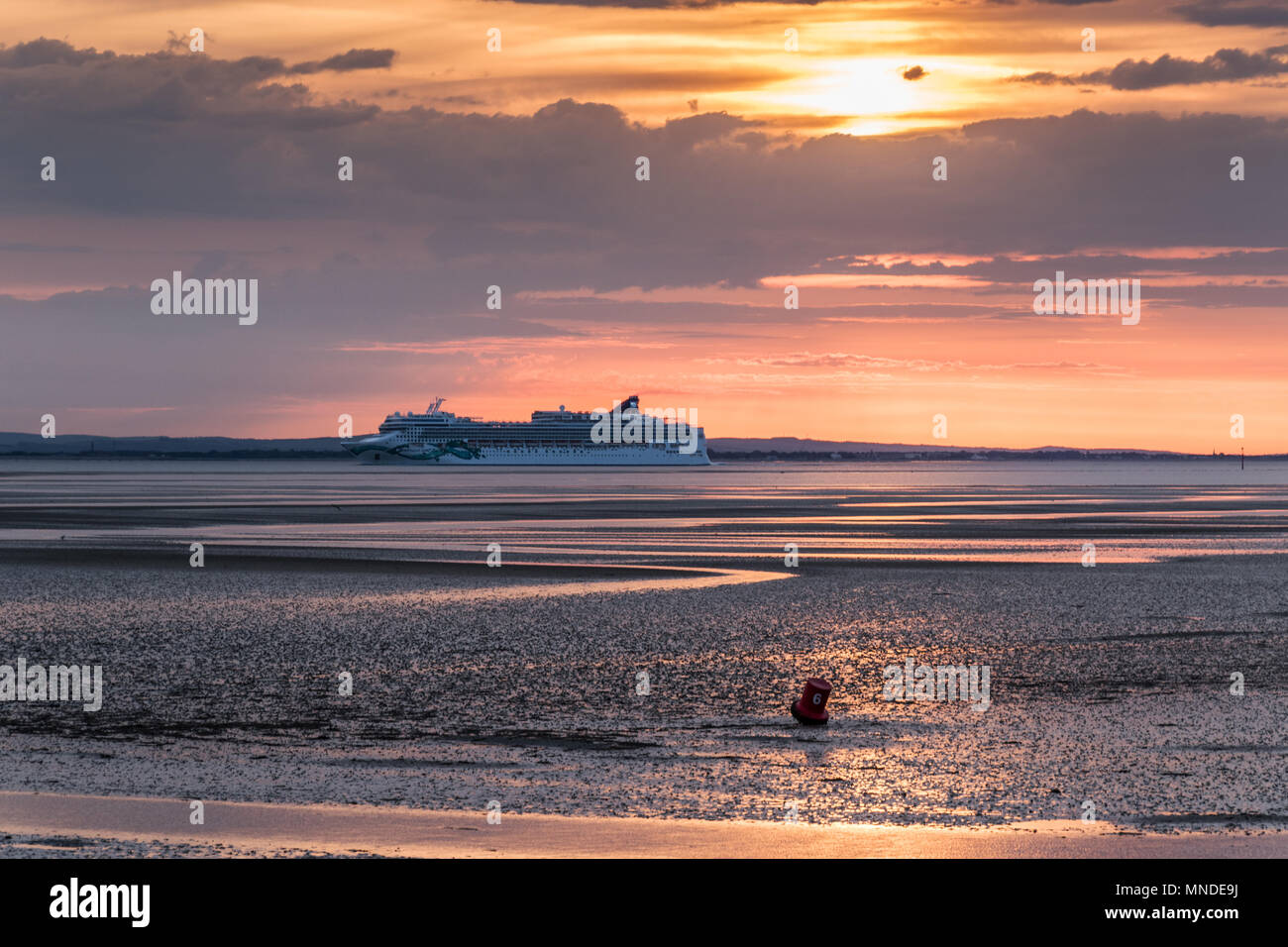 Jade norvegese crociera a vela nel Solent di sunrise Foto Stock