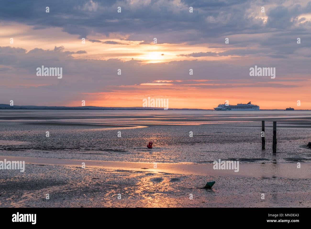 Jade norvegese crociera a vela nel Solent di sunrise Foto Stock