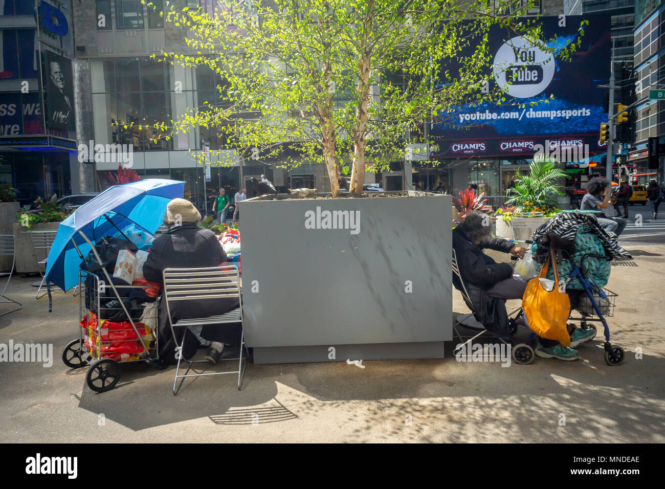 Persone senza dimora compilare un plaza pedonale nel quartiere di indumento in Midtown Manhattan a New York lunedì, 14 maggio 2018. (Â© Richard B. Levine) Foto Stock
