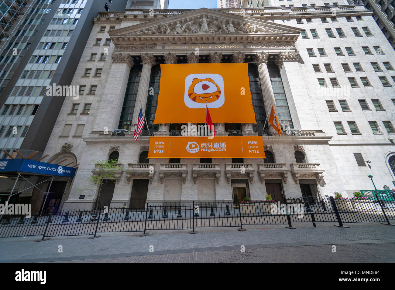 La Borsa di New York decorato per il primo giorno di negoziazione per il gioco cinese-piattaforma di streaming Huya Inc. su Venerdì 11 Maggio, 2018. Huya è uno dei più grandi fornitori di servizi per i giocatori online in Cina con 2.600 giochi sul cellulare, console e piattaforme per PC. (Â© Richard B. Levine) Foto Stock