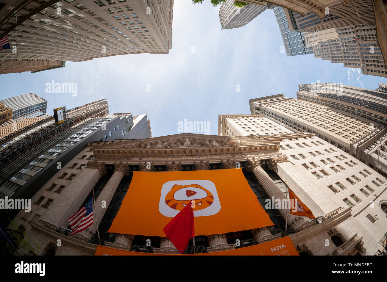 La Borsa di New York decorato per il primo giorno di negoziazione per il gioco cinese-piattaforma di streaming Huya Inc. su Venerdì 11 Maggio, 2018. Huya è uno dei più grandi fornitori di servizi per i giocatori online in Cina con 2.600 giochi sul cellulare, console e piattaforme per PC. (© Richard B. Levine) Foto Stock