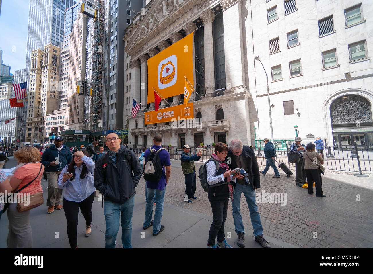 La Borsa di New York decorato per il primo giorno di negoziazione per il gioco cinese-piattaforma di streaming Huya Inc. su Venerdì 11 Maggio, 2018. Huya è uno dei più grandi fornitori di servizi per i giocatori online in Cina con 2.600 giochi sul cellulare, console e piattaforme per PC. (© Richard B. Levine) Foto Stock