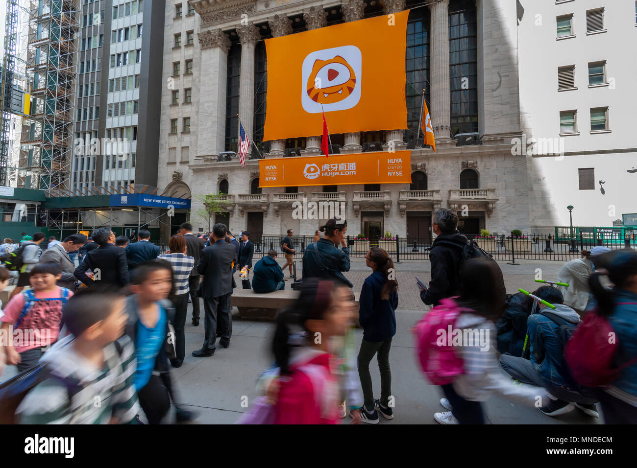 La Borsa di New York decorato per il primo giorno di negoziazione per il gioco cinese-piattaforma di streaming Huya Inc. su Venerdì 11 Maggio, 2018. Huya è uno dei più grandi fornitori di servizi per i giocatori online in Cina con 2.600 giochi sul cellulare, console e piattaforme per PC. (Â© Richard B. Levine) Foto Stock
