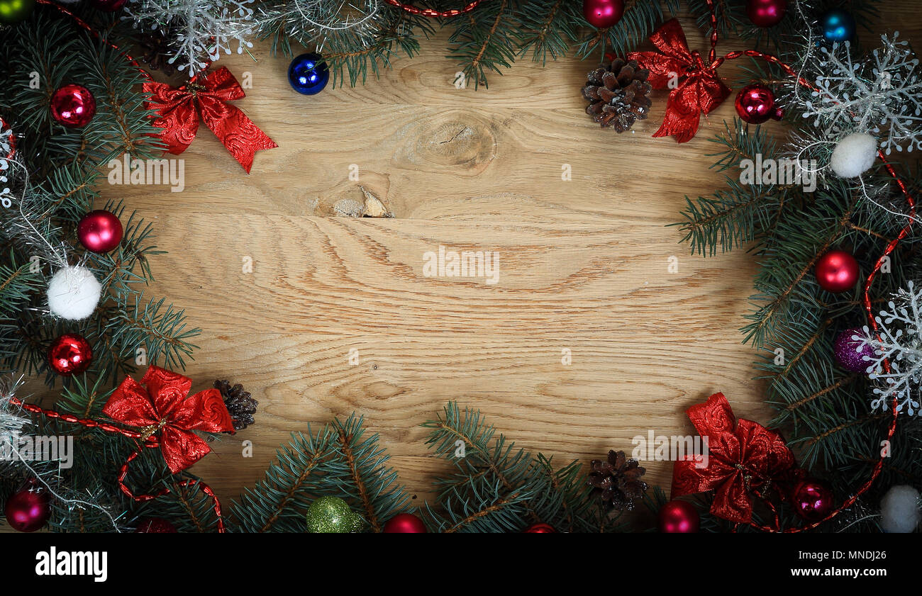 Sfondi Di Natale.Splendidamente Decorato Ghirlanda Di Natale Su Sfondo Di Legno Foto Stock Alamy