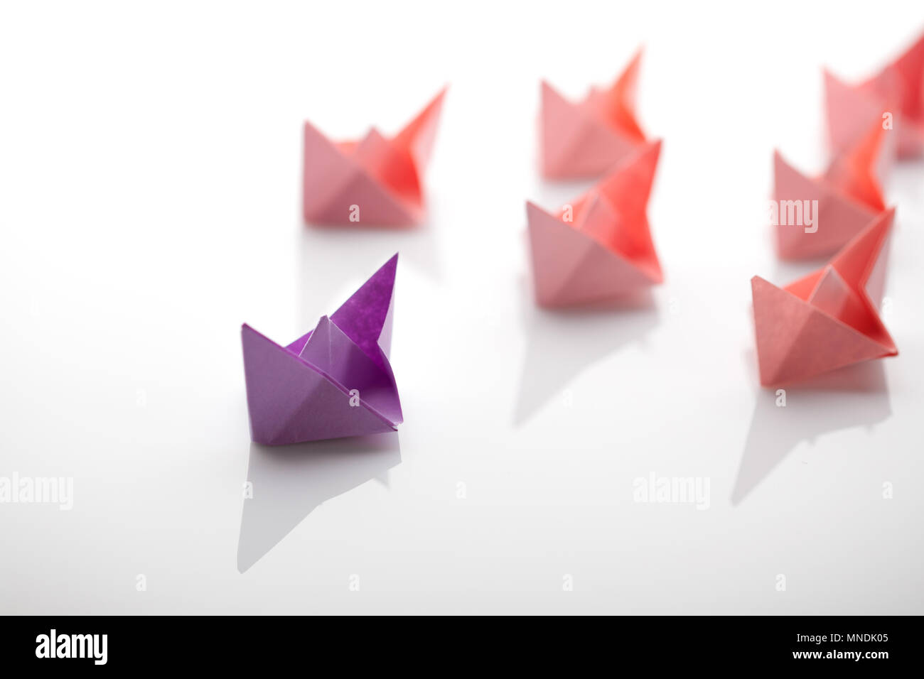 Nave di carta. Il concetto di Leadership Foto Stock