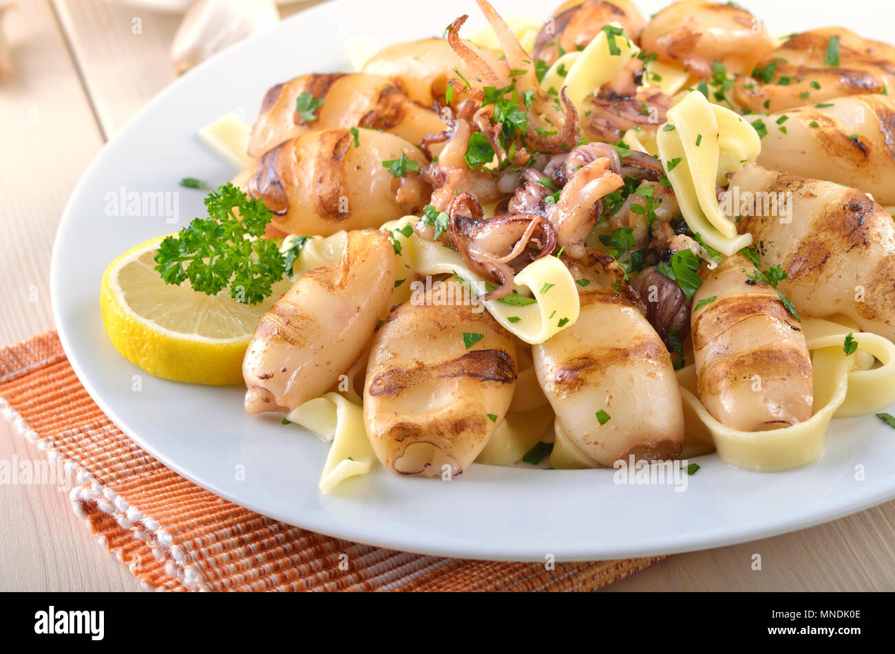 Calamari alla griglia su tagliatelle italiano Foto Stock