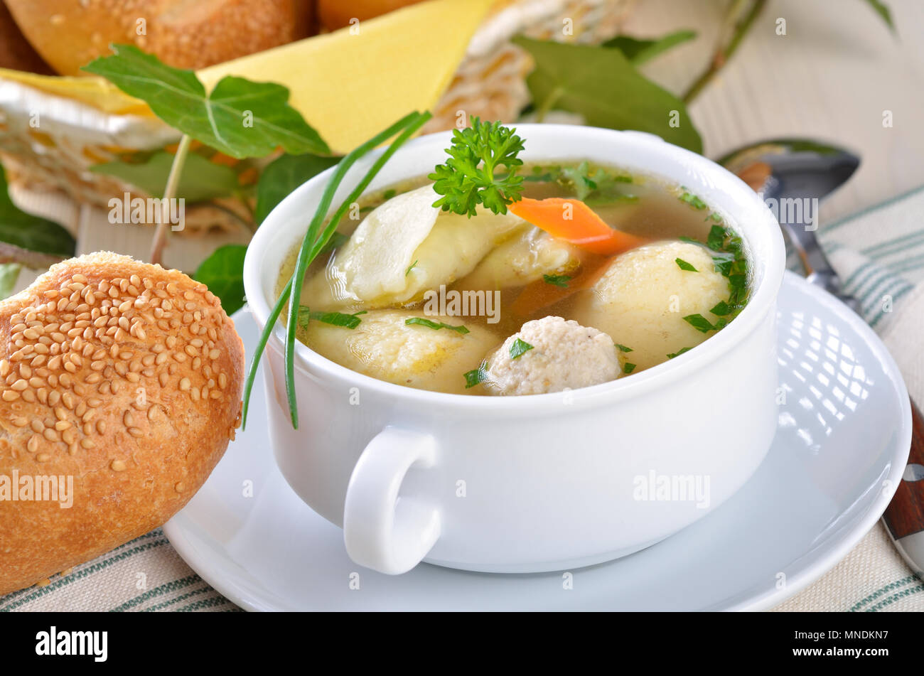 Tipica zuppa di nozze con gnocchi di semolino, midollo osseo gnocchi e ravioli ripieni Foto Stock