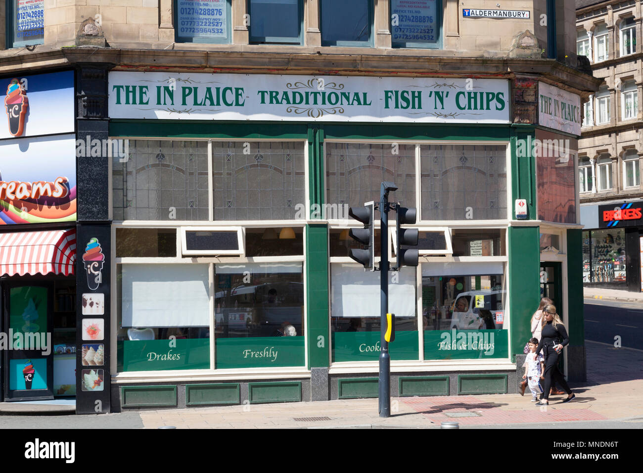 "In passera' pesce e chip shop, Bradford, West Yorkshire Foto Stock