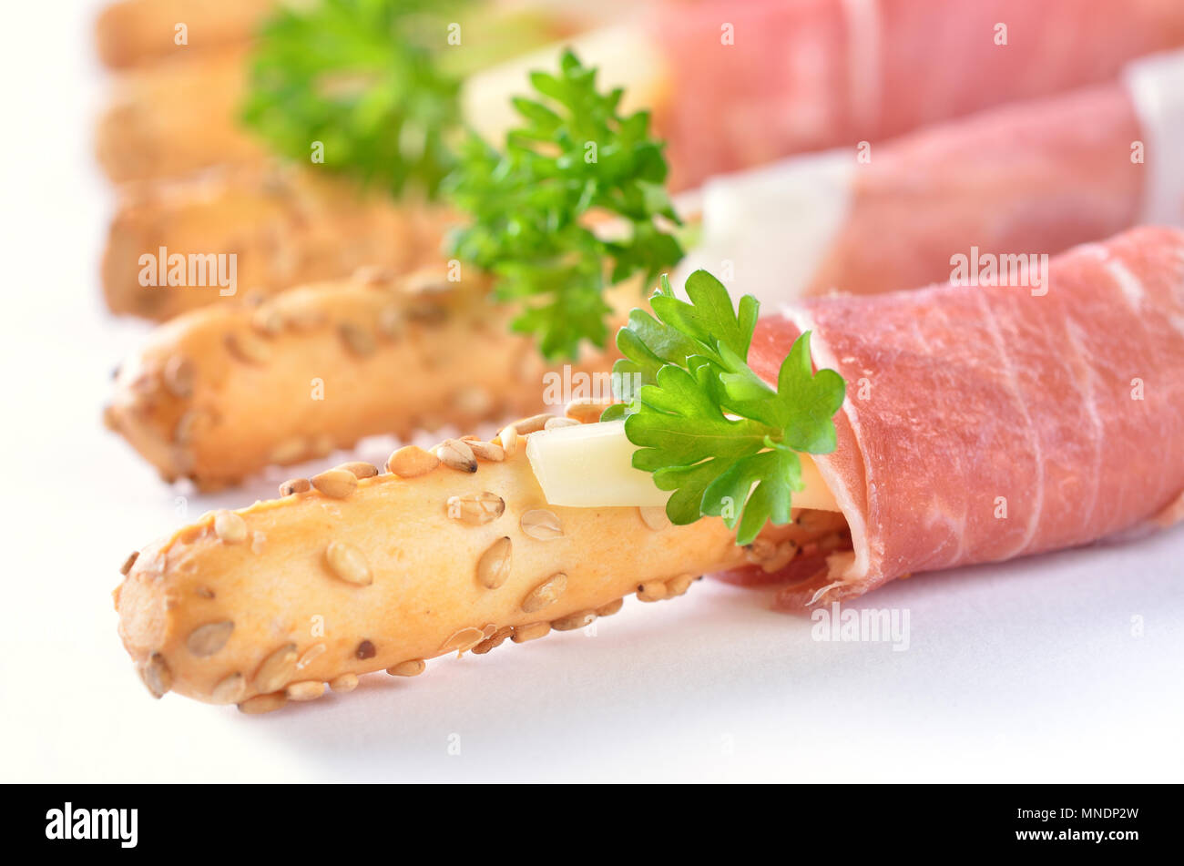 Grissini con formaggio bastoni avvolti con prosciutto di Parma italiano Foto Stock