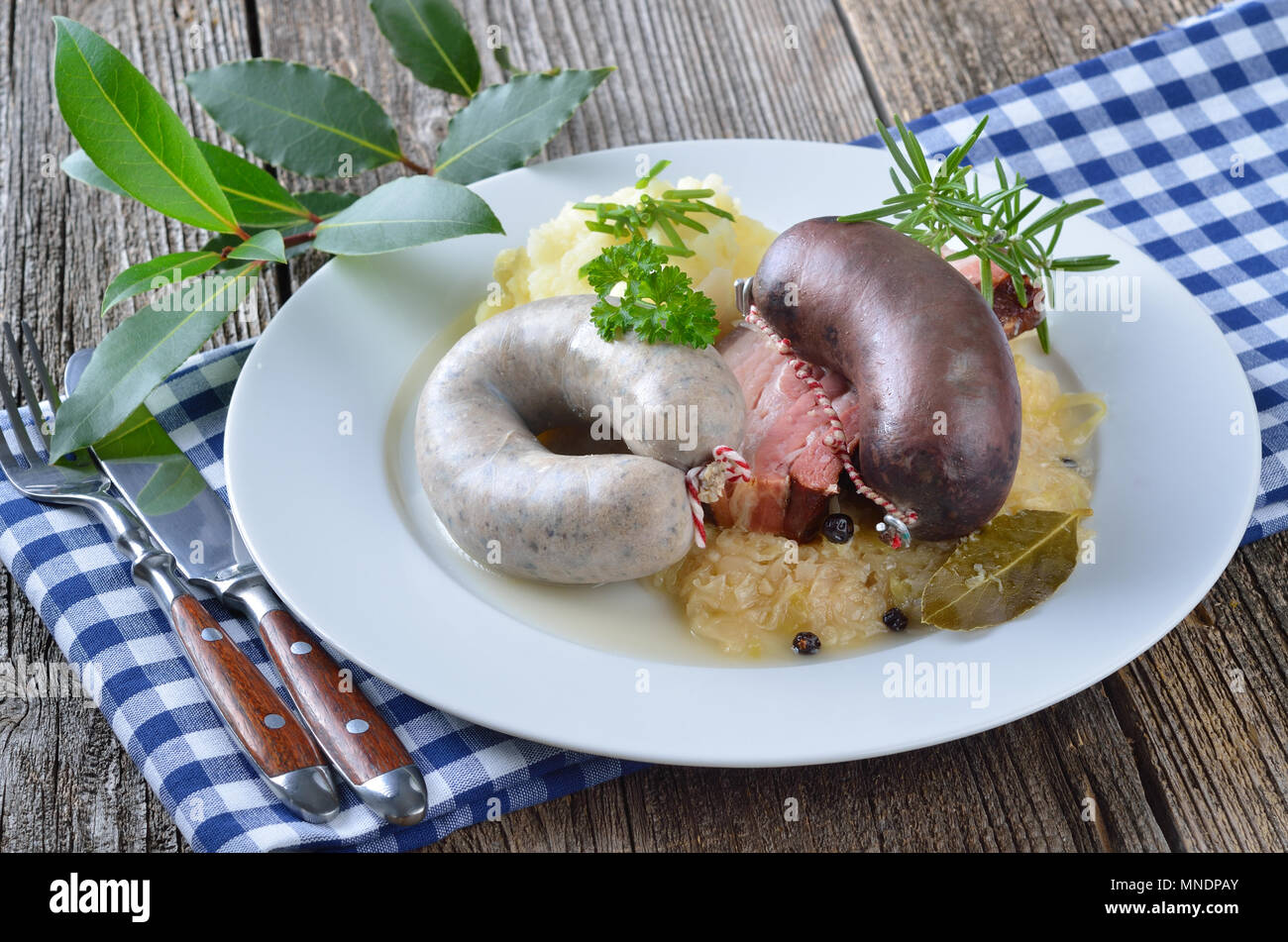 Fresca bavarese black pudding e liverwurst, pancetta di maiale, purree e crauti. Foto Stock