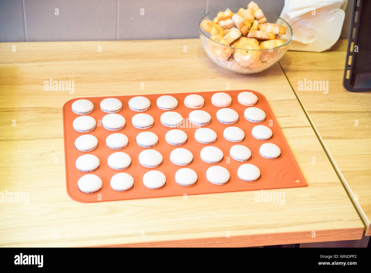 Close up francese macrons cookie sul piatto di cottura Foto Stock