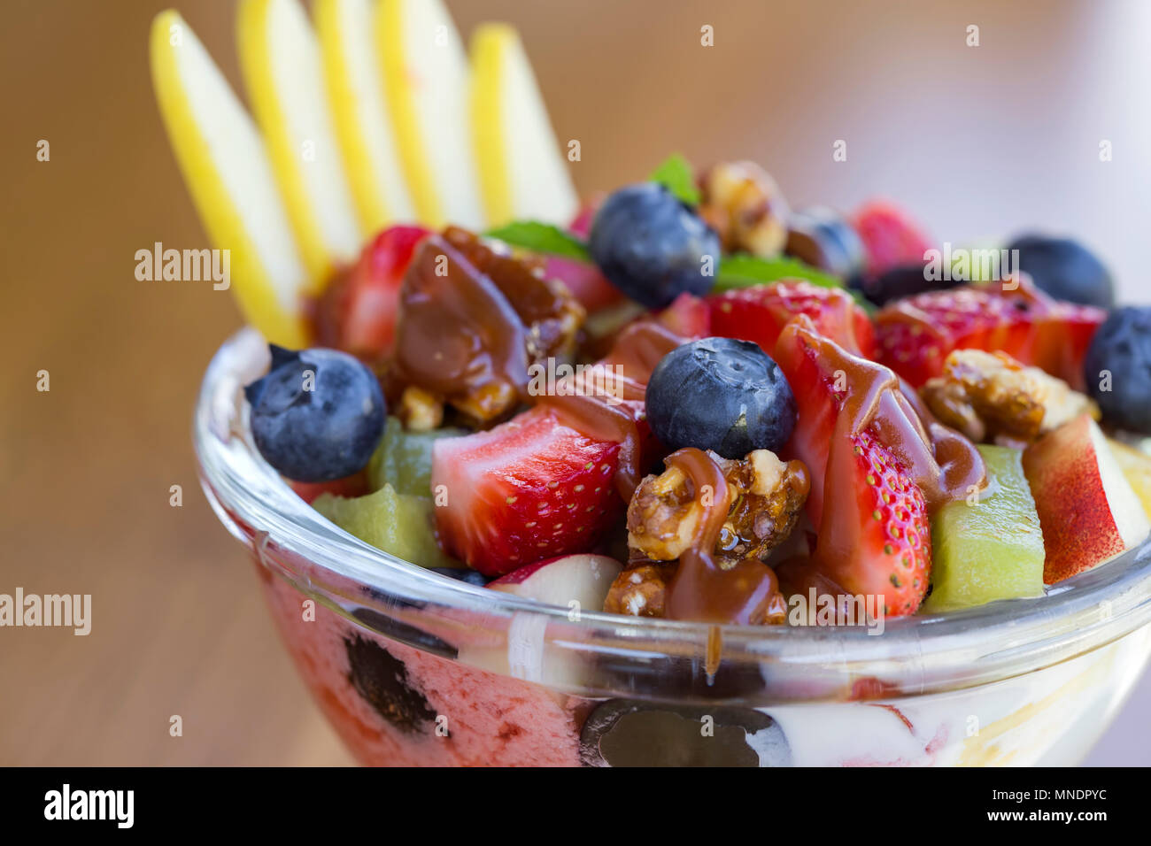 Ciotola con insalata di frutta e Topping Caramel - Vista da vicino Foto Stock