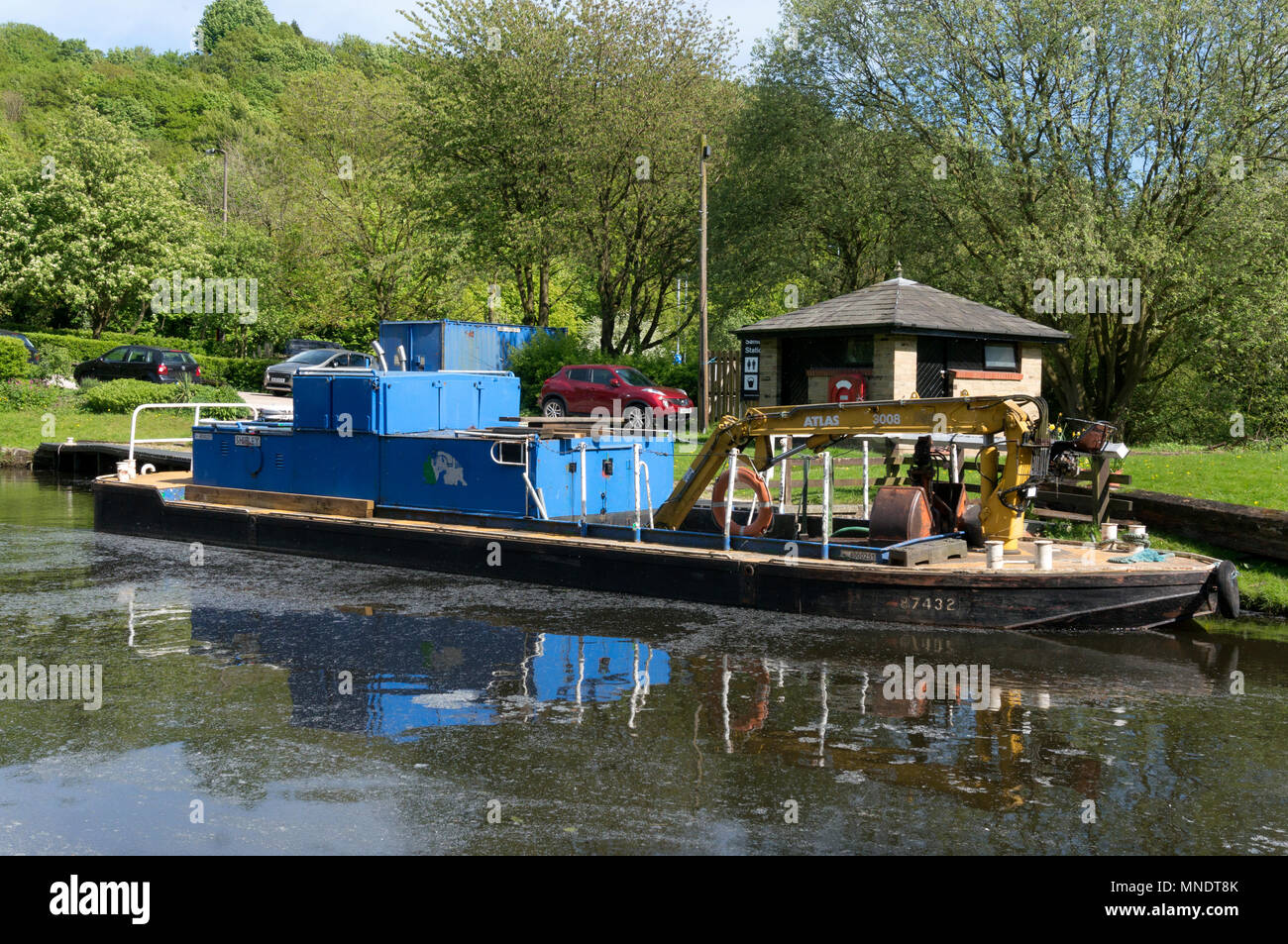 Canal manutenzione a chiatta Salterhebble sul Calder & Hebble Navigazione, Halifax, West Yorkshire Foto Stock