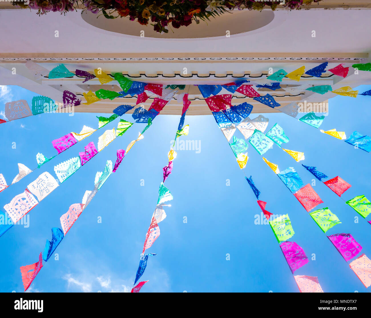 Colorati bandiere di preghiera appeso alla chiesa di San Lorenzo, Zinacantan, Chiapas, Messico Foto Stock