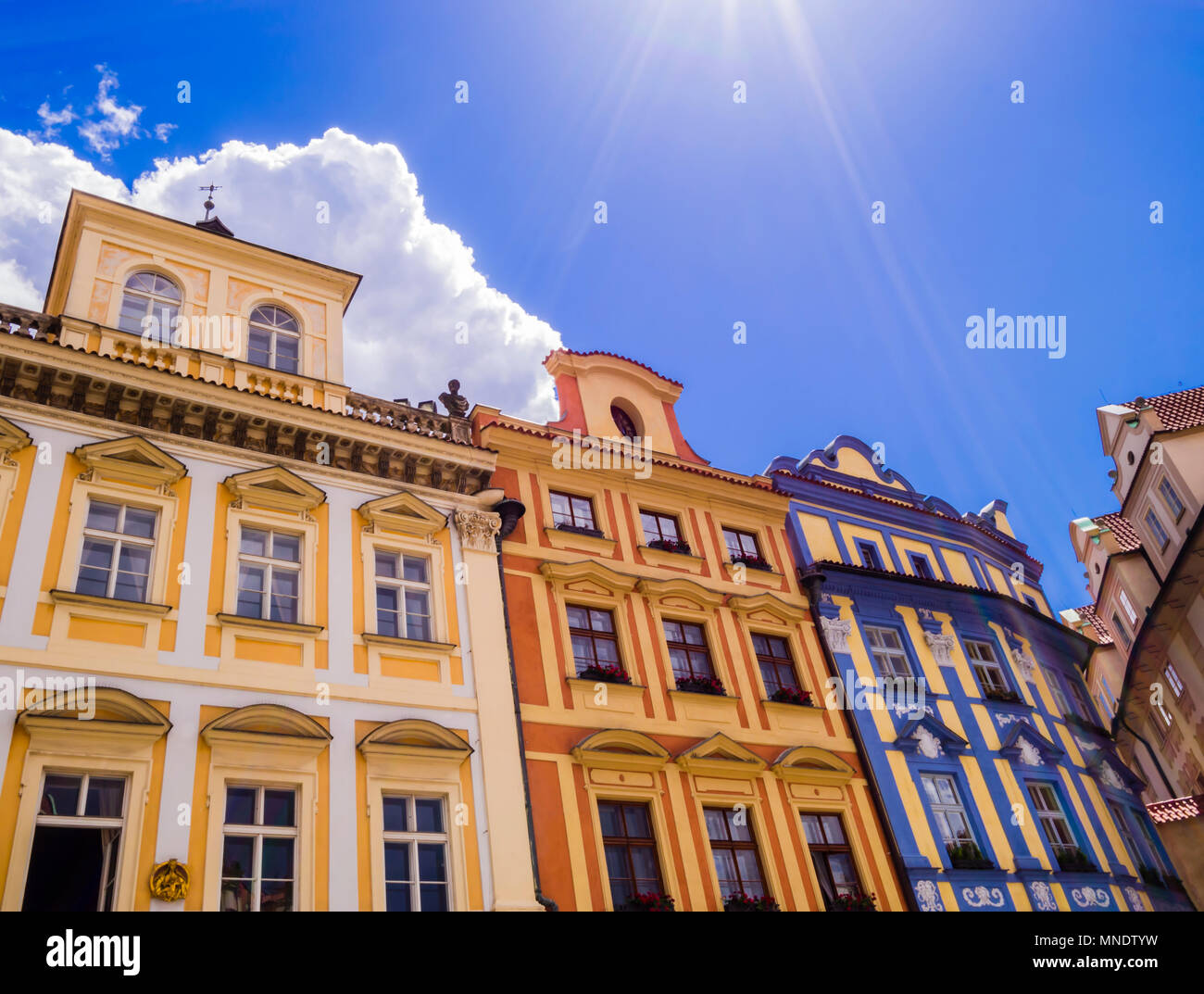 Gli edifici colorati in stile barocco, Prague Old Town Square, Repubblica Ceca Foto Stock