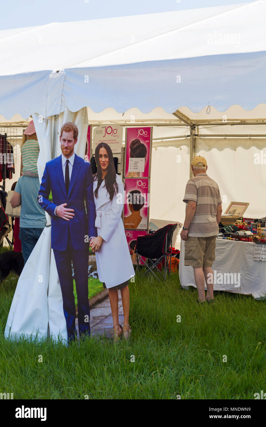Il principe Harry e Meghan Markle, ritagli di cartone, presso Hampshire Game & Country Fair, Netley Marsh, Hampshire REGNO UNITO NEL MESE DI MAGGIO Foto Stock