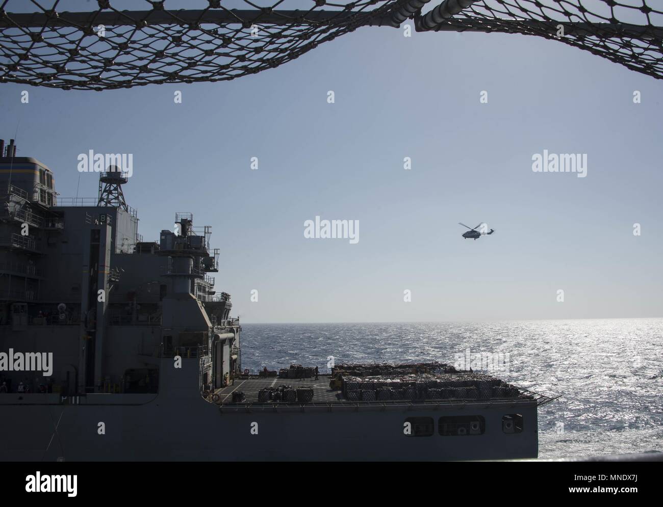 180515-N-AH771-0095 U.S. 5TH FLOTTA AREA DI OPERAZIONI (15 maggio 2018) Il trasporto di carichi secchi e munizioni nave USNS Amelia Earhart (T-AKE 6) corregge a fianco del Wasp-classe assalto anfibio nave USS Iwo Jima (LHD 7) durante un rifornimento in mare, 15 maggio 2018, 15 maggio 2018. Iwo Jima, homeported a Mayport, Fla. è sulla distribuzione per gli Stati Uniti Quinta Flotta area di operazioni a sostegno della sicurezza marittima operazioni per rassicurare gli alleati e partner e preservare la libertà di navigazione e il libero flusso di commercio nella regione. (U.S. Foto di Marina di Massa lo specialista di comunicazione di terza classe Daniel C. Cox Foto Stock